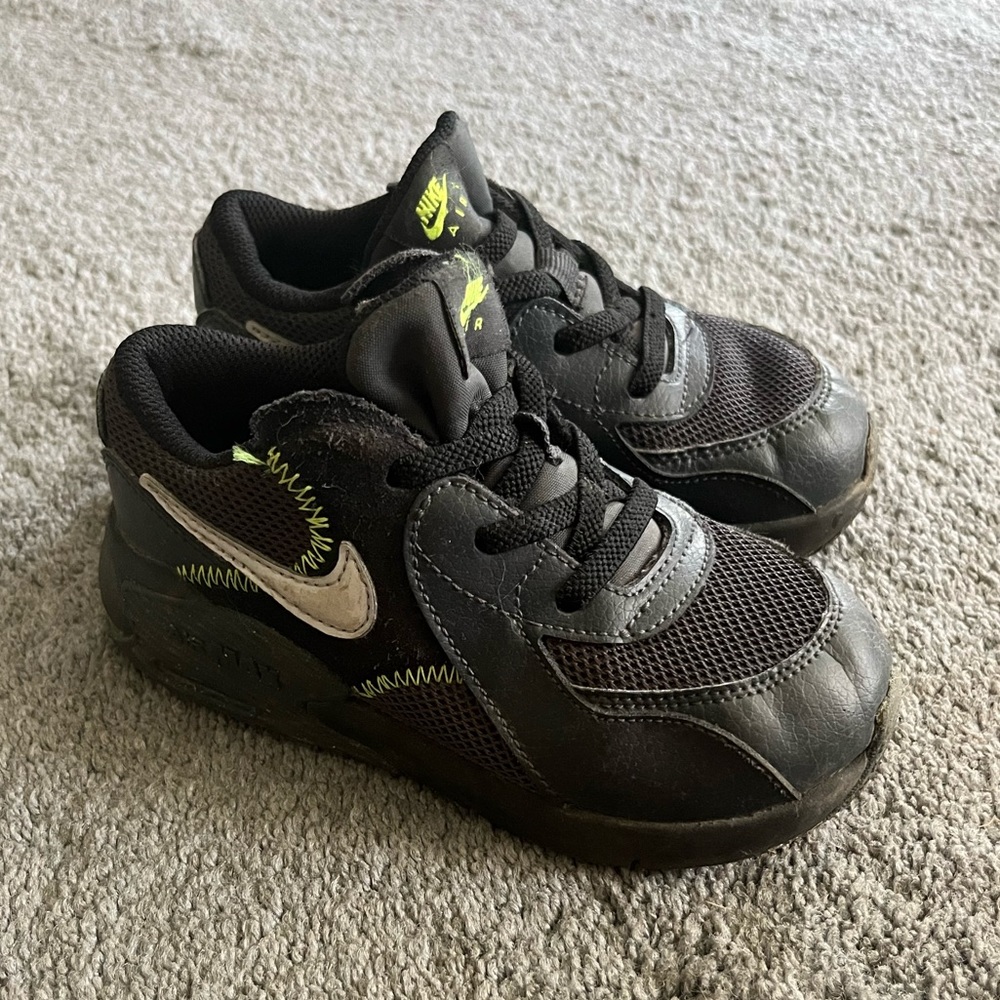 Black Nike shoes kids 10